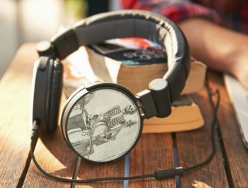gamelin-skeletal-musician-headphones